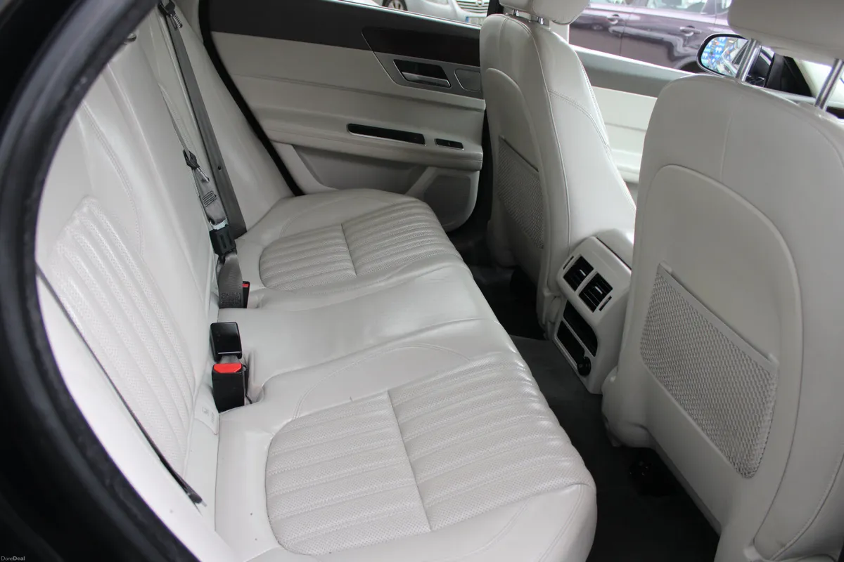 Jaguar XF 2.0 PORTFOLIO AUTO 2017 - Image 6