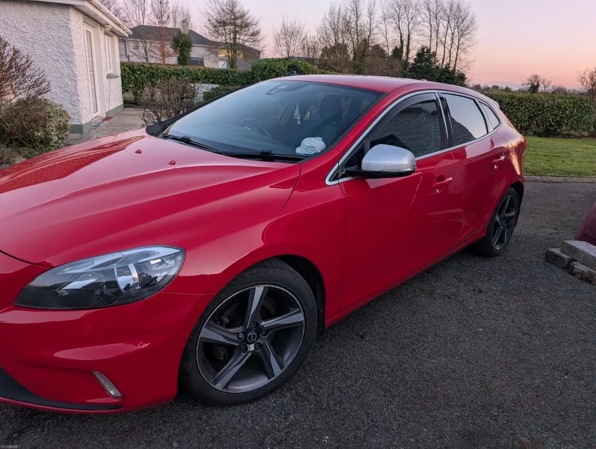 Volvo V40 2015 - Image 2
