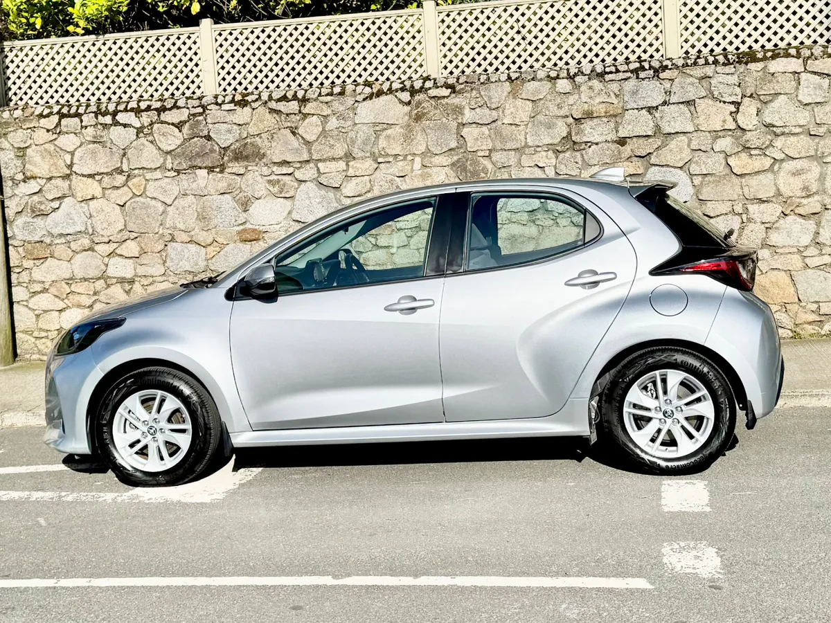 Toyota Yaris 2022!!!HYBRID LUNA!! ONLY 8K MILES !! - Image 3