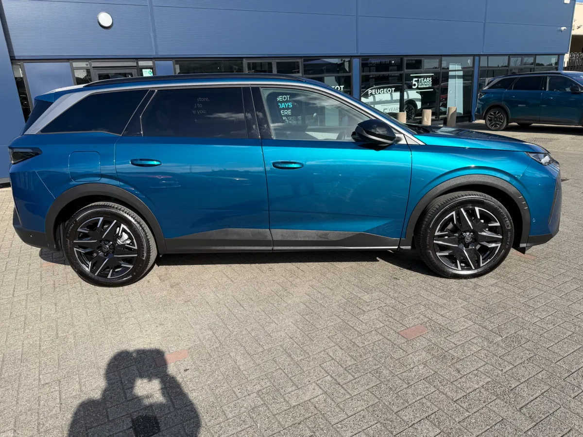 2025Peugeot 5008 Allure Hybrid - Image 3