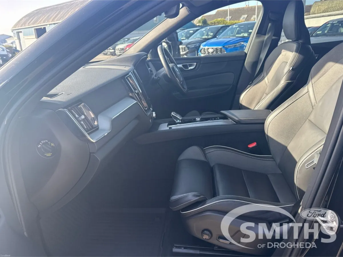 Volvo XC60 T6 PHEV PLUS  *AUTO* BLACK EDITION - Image 4