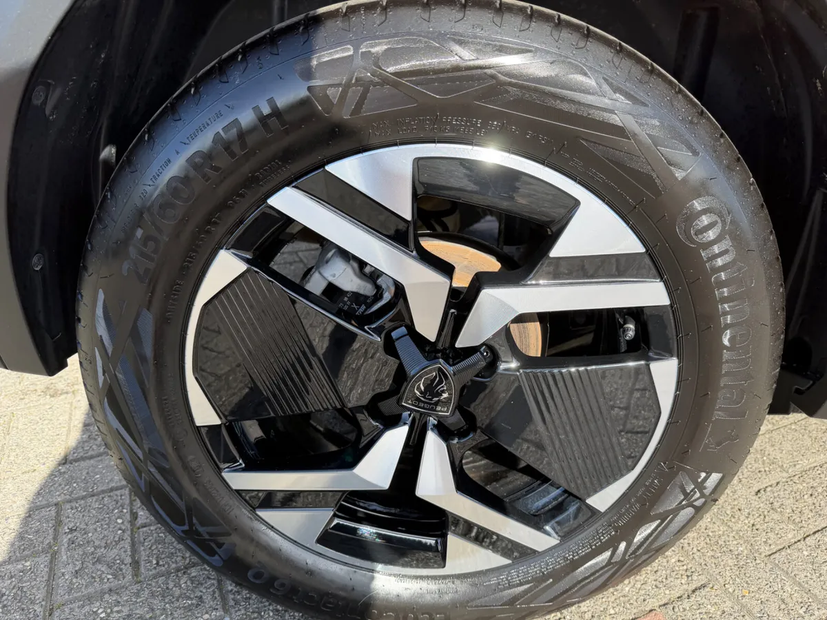 2025Peugeot 2008 Allure Hybrid - Image 4