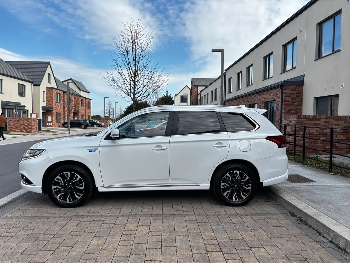 Mitsubishi Outlander 2016 - Image 2