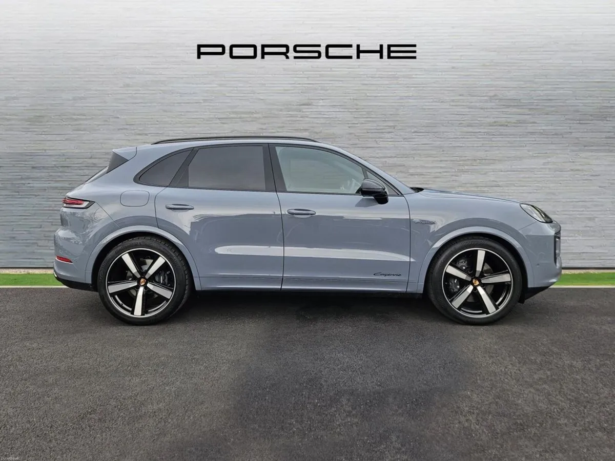 Porsche Cayenne E-Hybrid Black Edition - Image 3