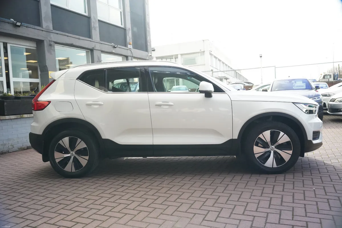 XC40 PHEV T4 197hp Insciption Exp AUTO - Image 3