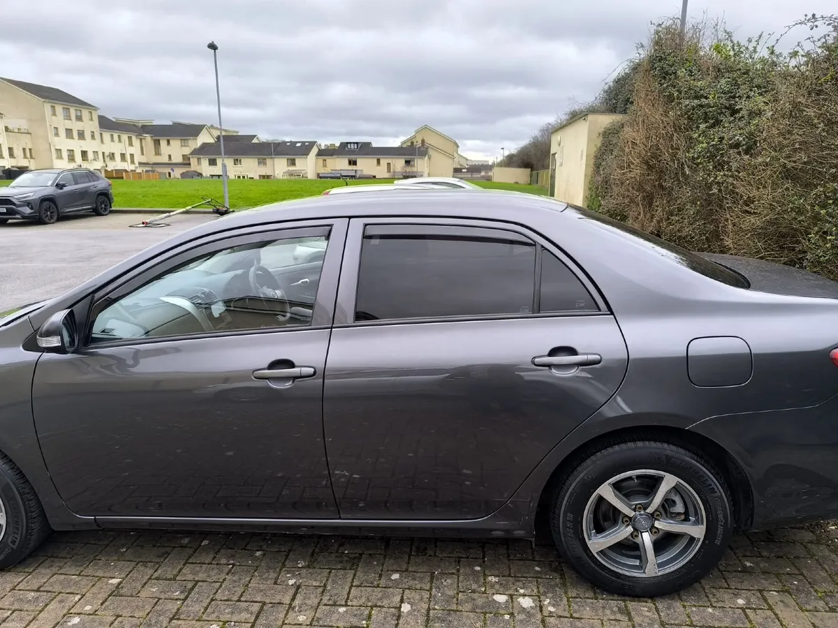 Toyota Corolla 2011 - Image 2