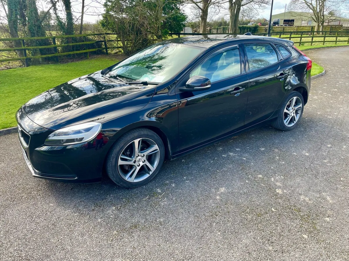 Volvo V40 2018 - Image 2