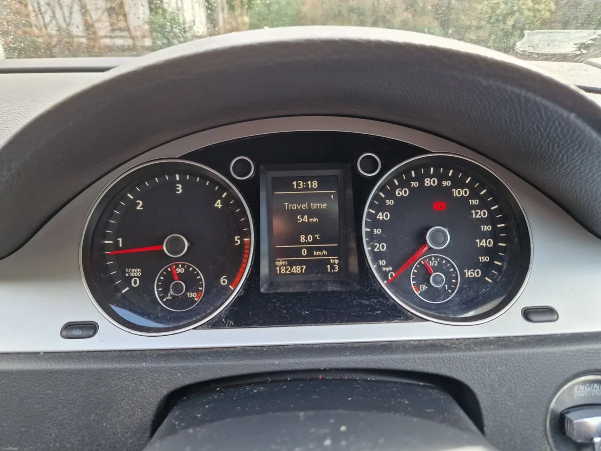 Volkswagen Passat 2010 - Image 2