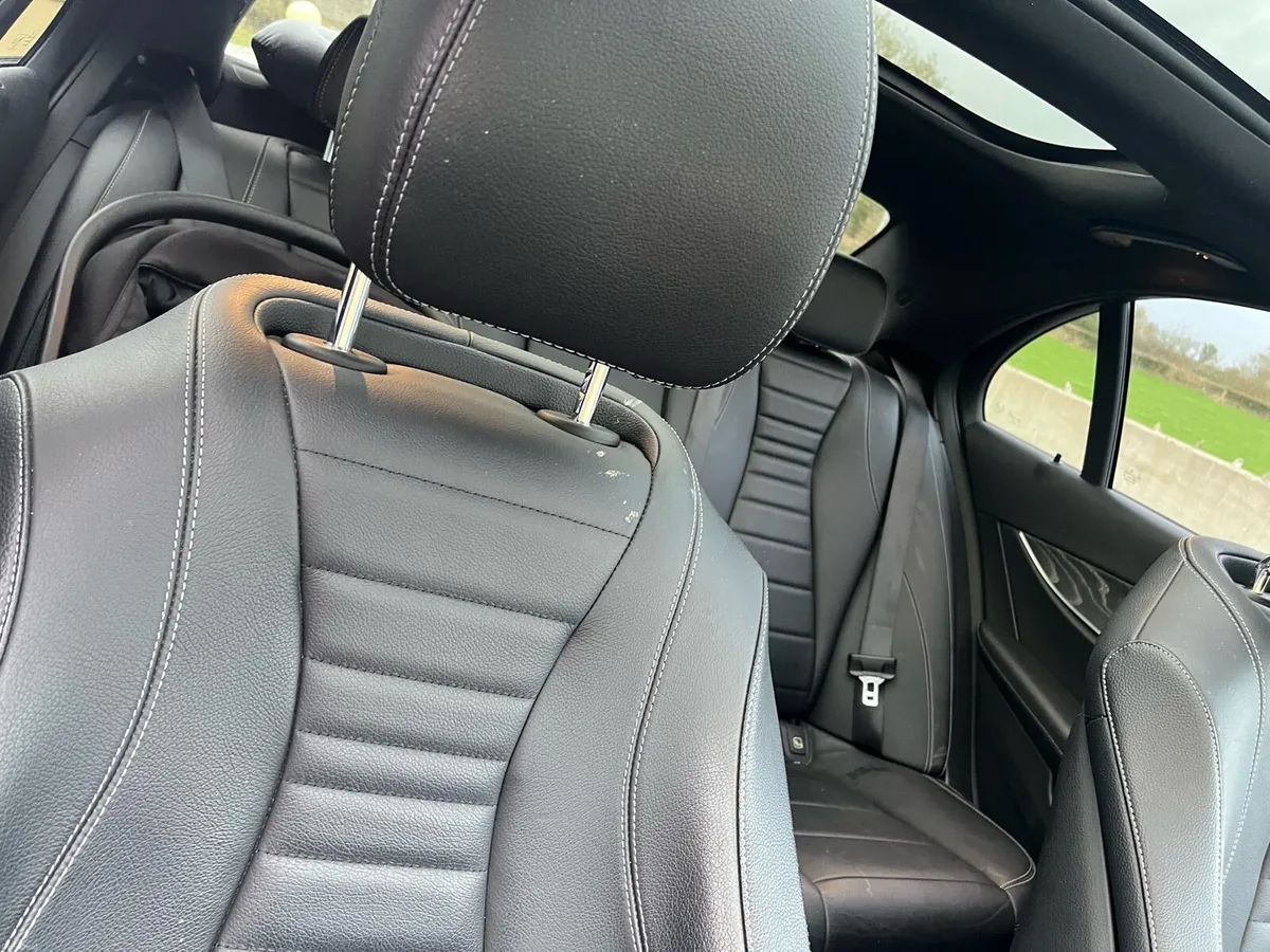 E220D Mercedes Benz - Image 3