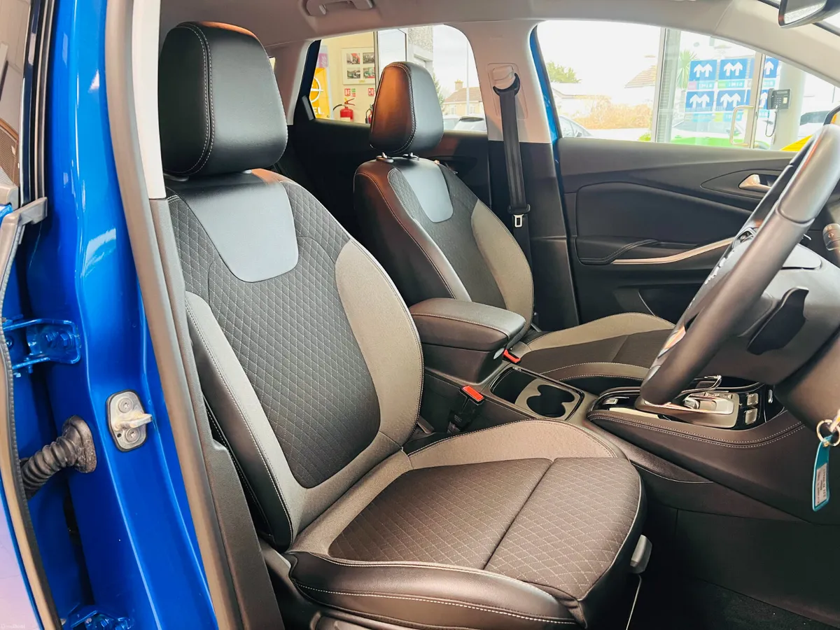 AUTOMATIC 8 Speed Petrol Tiny Kms As New Top Of Th - Image 3