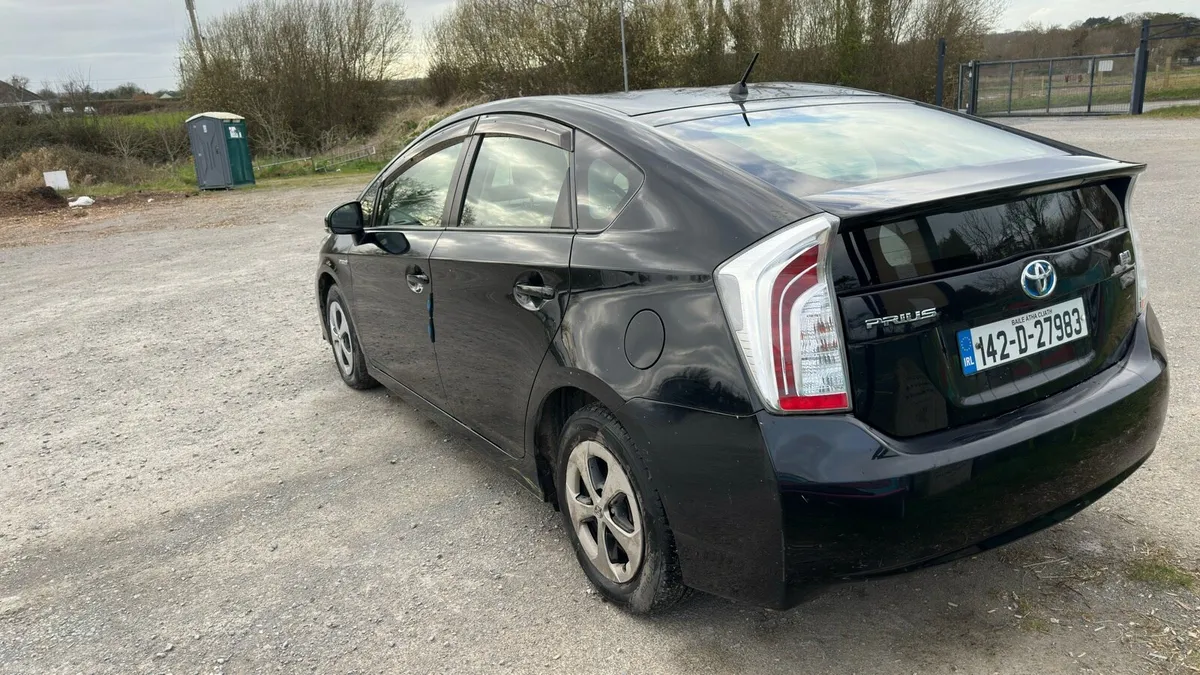 Toyota Prius 2014 hybrid - Image 4