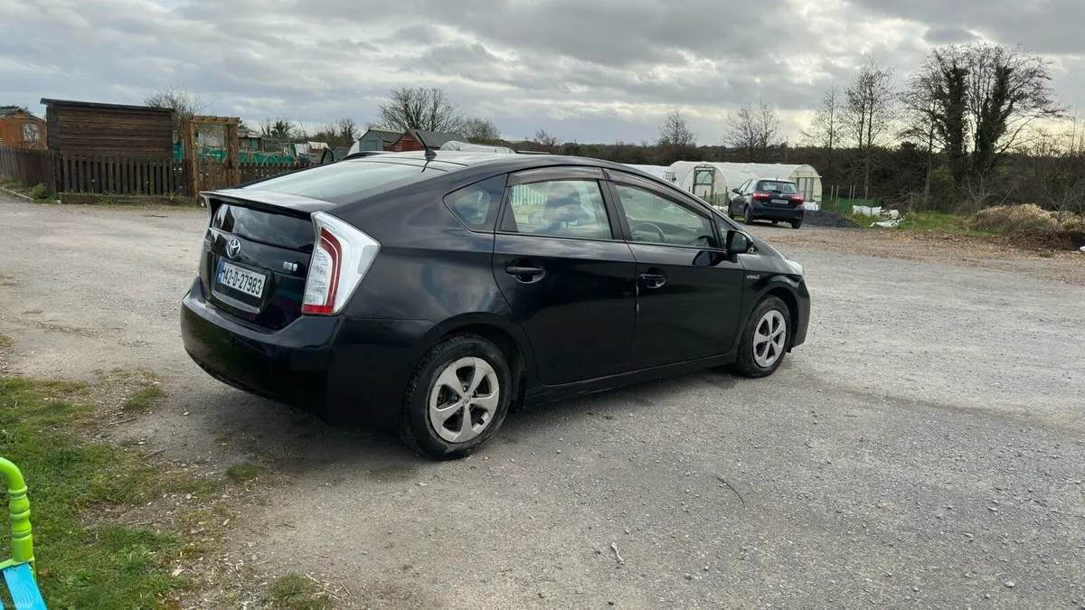 Toyota Prius 2014 hybrid - Image 2
