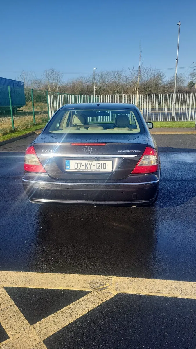 07 mercedes e200 - Image 2