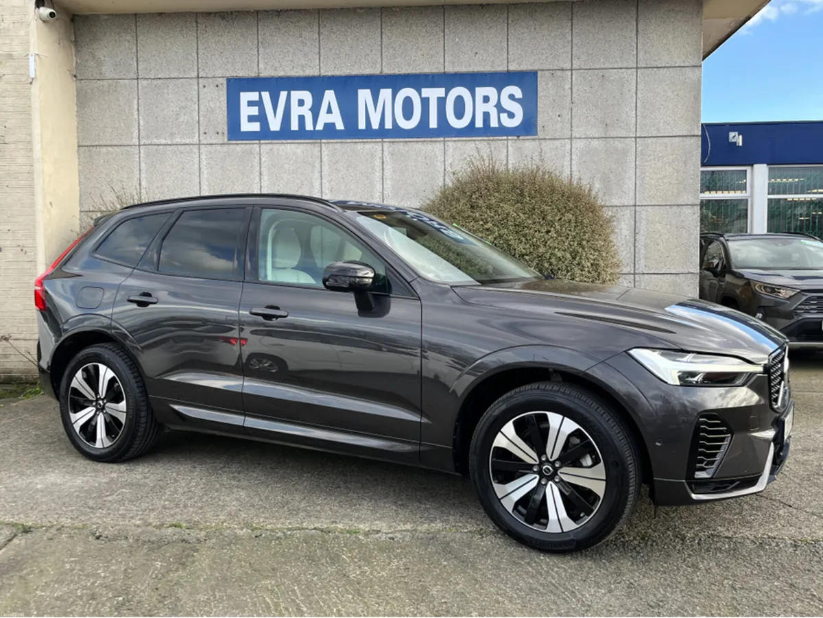 Volvo XC60 T6 PHEV PLUS DARK AWD //PANORAMIC GLASS - Image 3