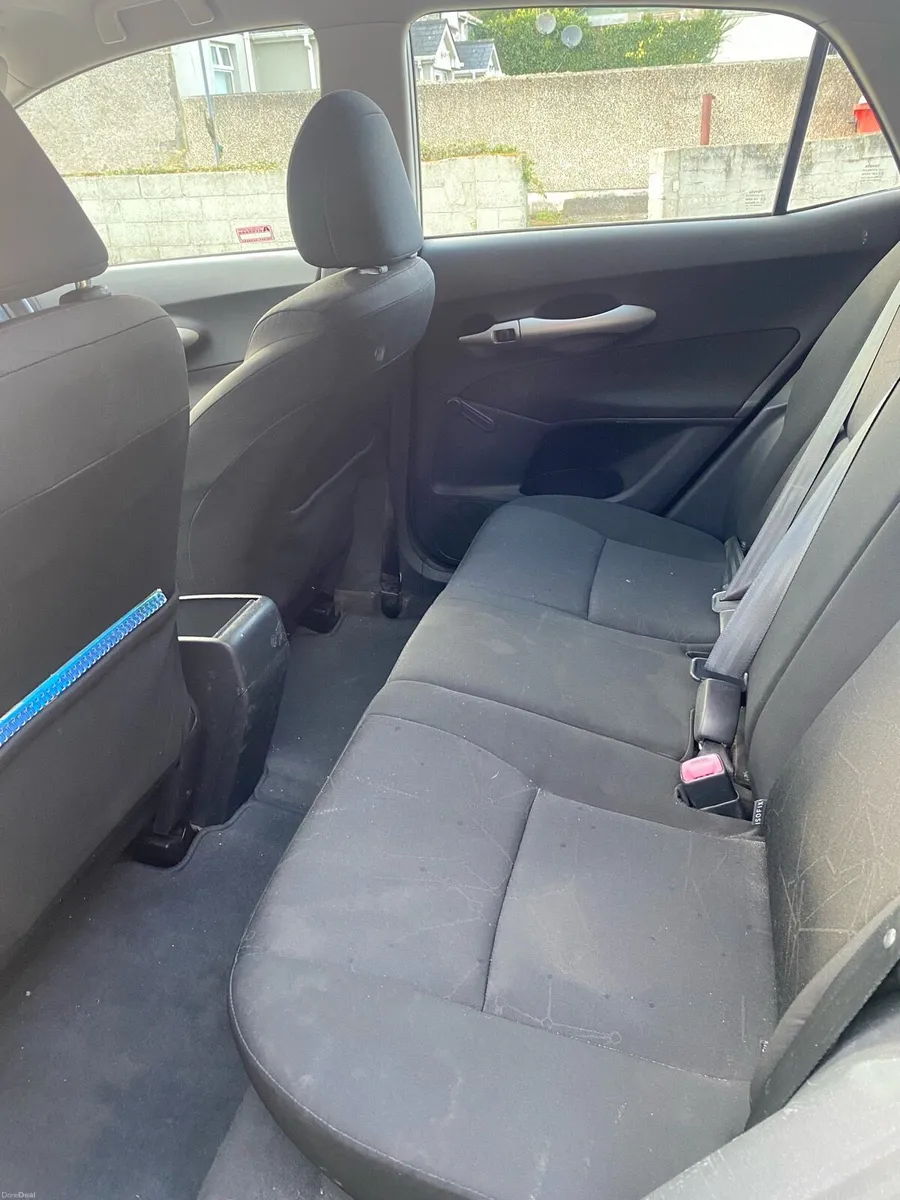 08 Toyota Auris 1.4 D4D Terra - Image 4