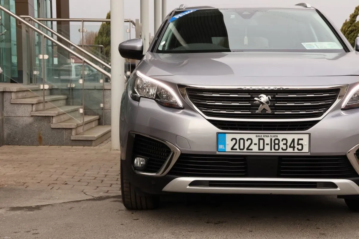 Peugeot 5008 1.2 PureTech 130bhp Allure - Image 3