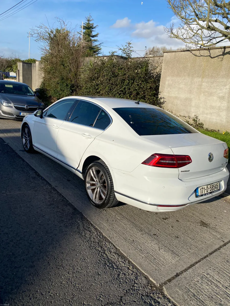 Volkswagen Passat 2017 automatic - Image 3