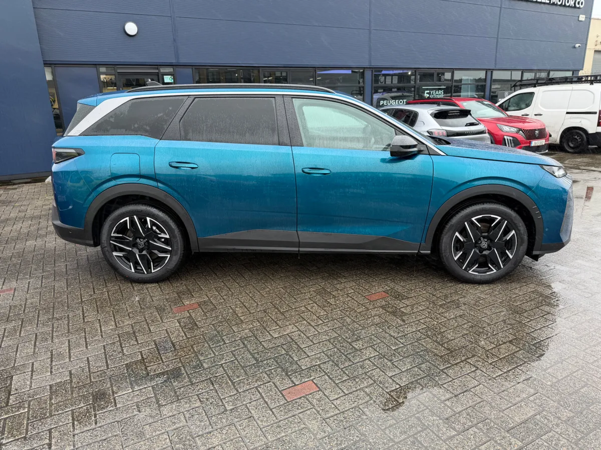 2025 Peugeot 5008 Allure Hybrid - Image 3