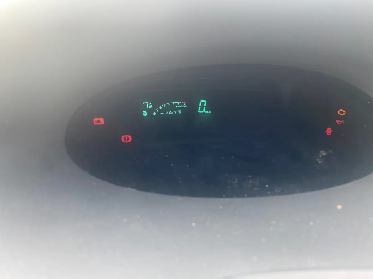 Toyota Yaris 2005 - Image 2