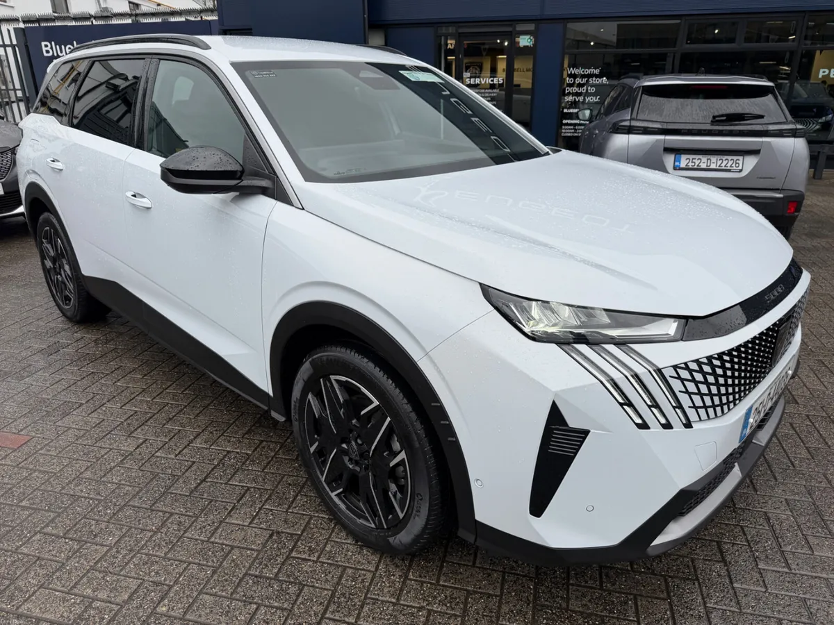 2025 Peugeot 5008 Allure Hybrid - Image 1