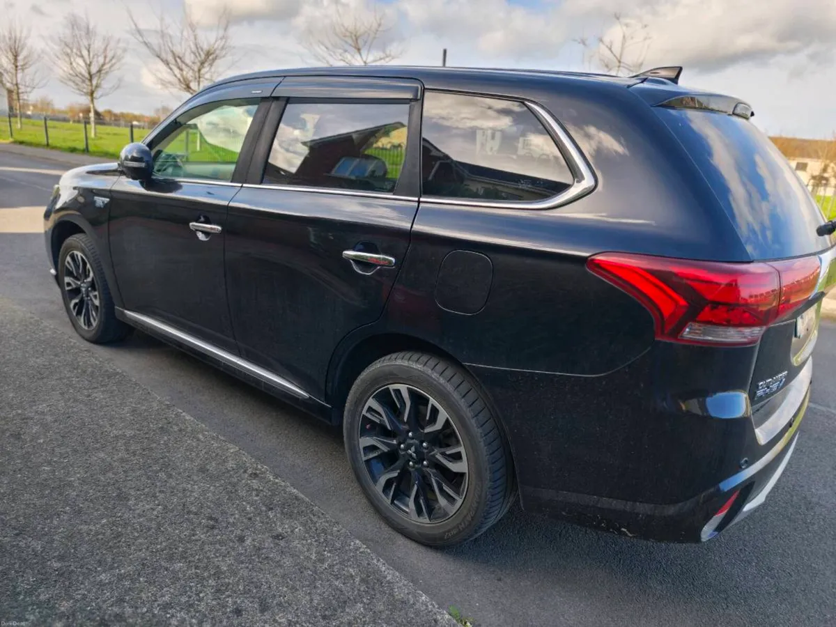 Mitsubishi Outlander PHEV - Image 1