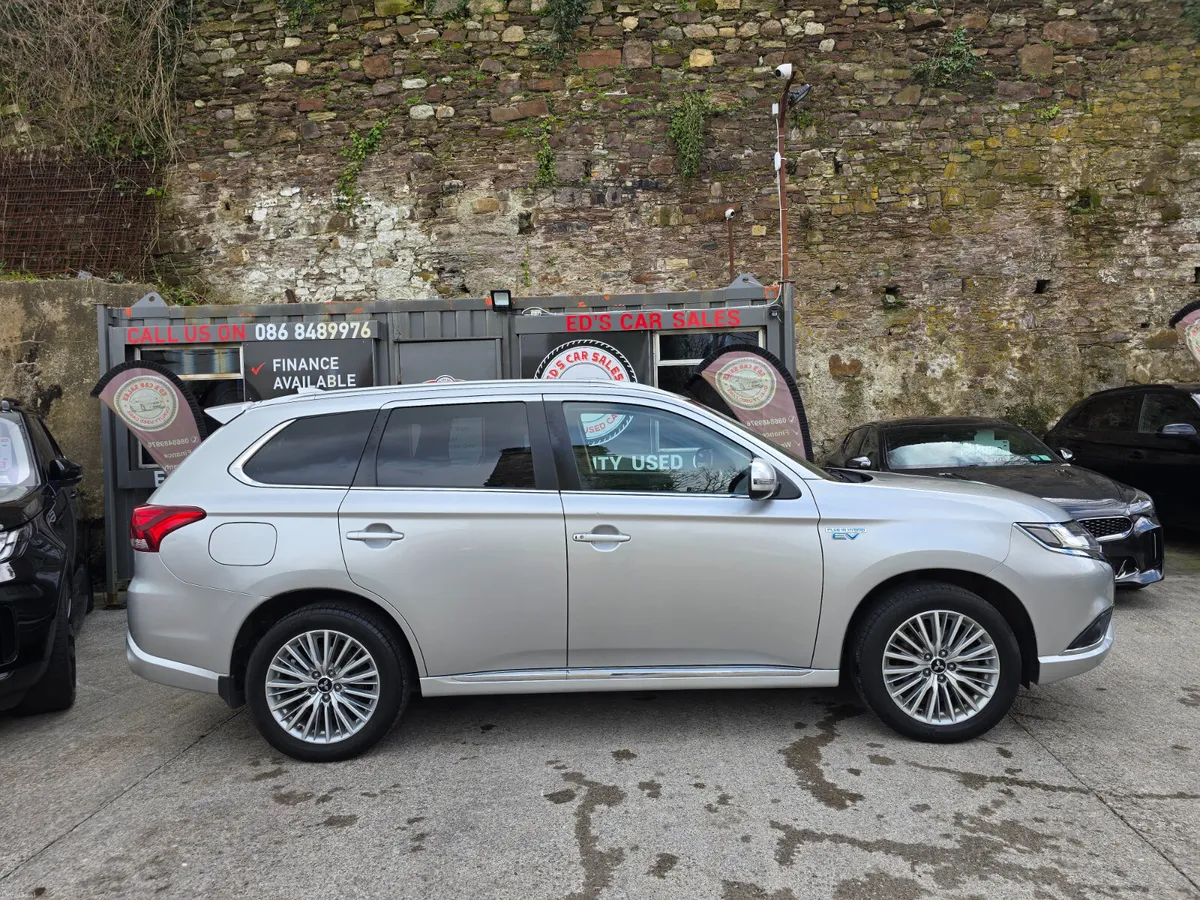 Mitsubishi Outlander 2.4 Petrol Plug In Hybrid - Image 3