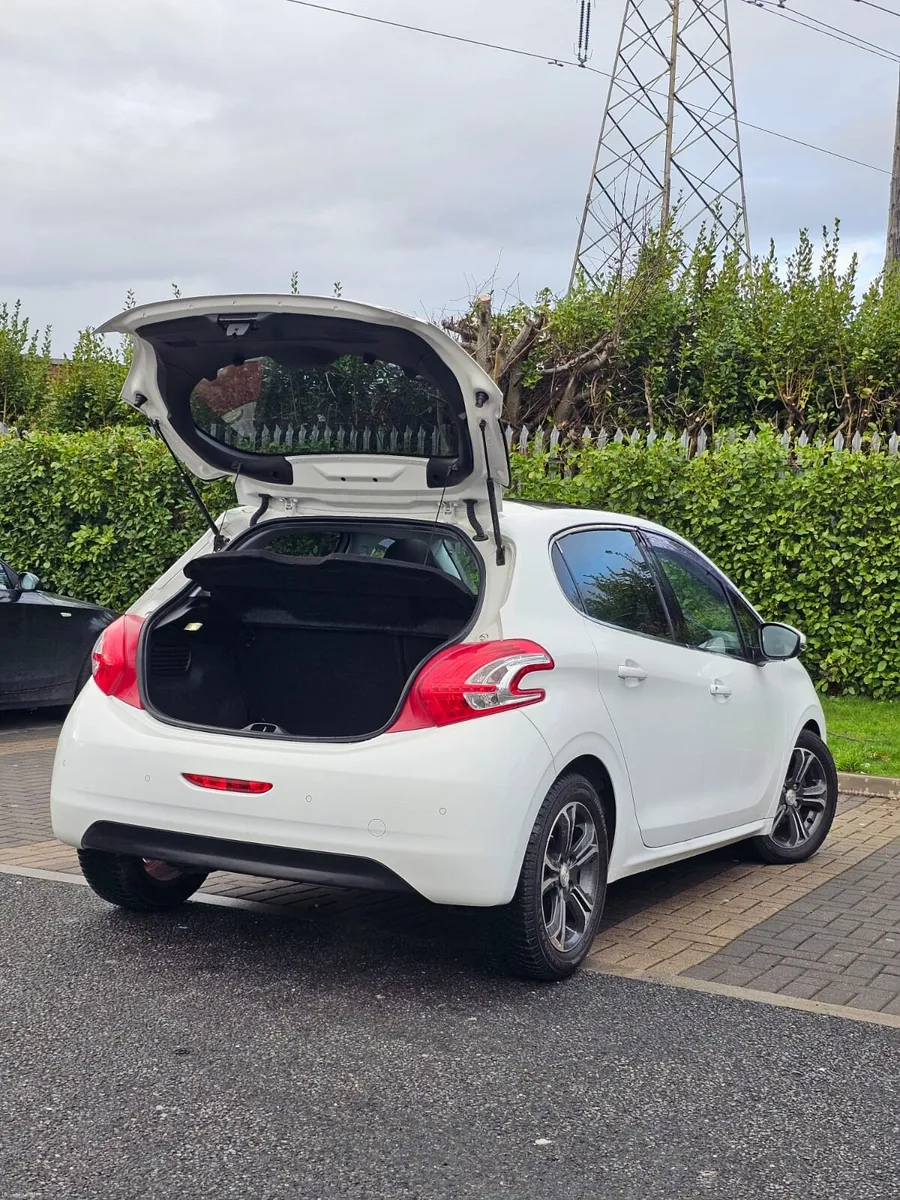 Peugeot 208 Automatic 
76.106 Km
✔️Parking sensors - Image 4