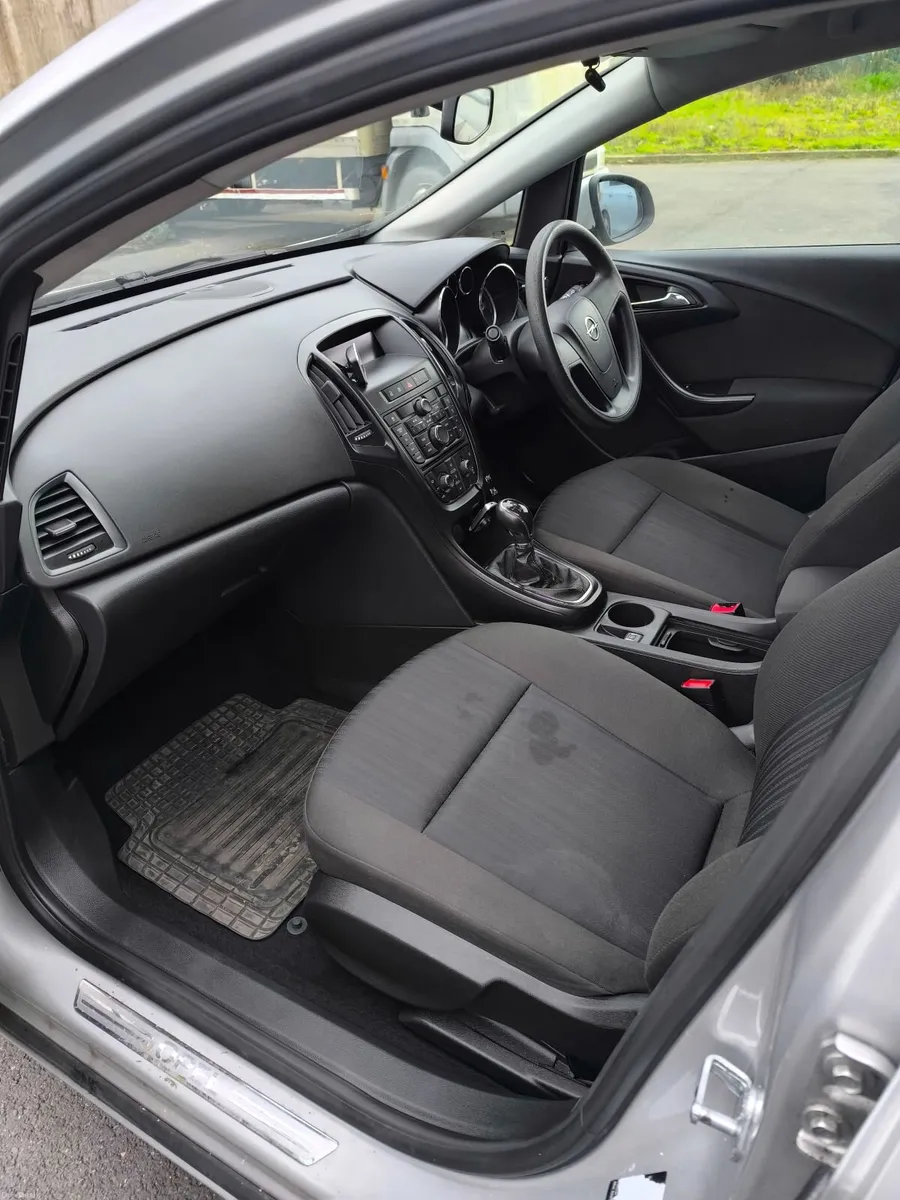 Opel Astra 2011 - Image 4