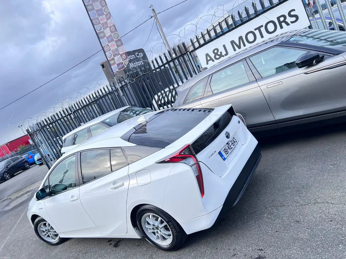 18 Toyota Prius 1.8 Hybrid - Image 4