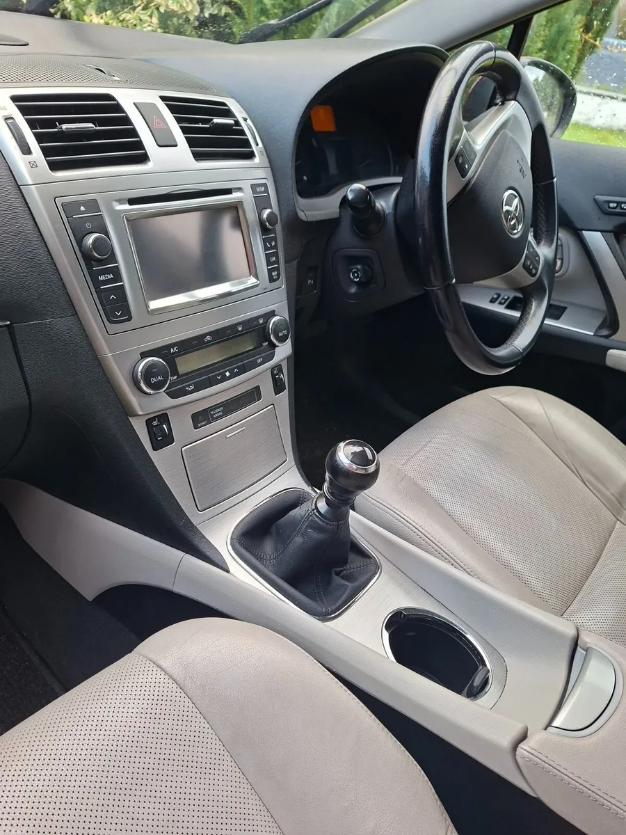 Toyota Avensis 2013 - Image 2