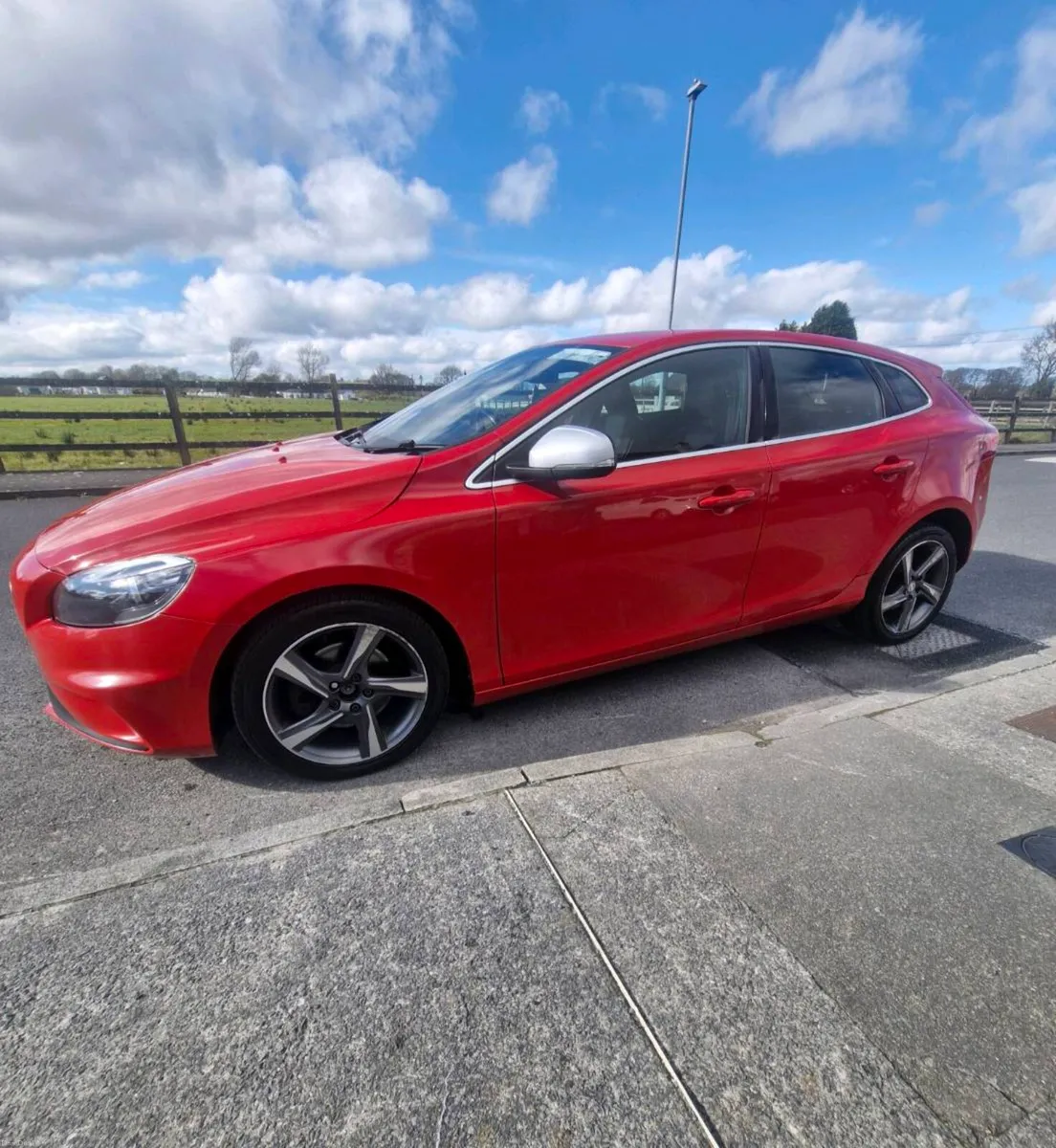 Volvo V40 R Design - Image 2