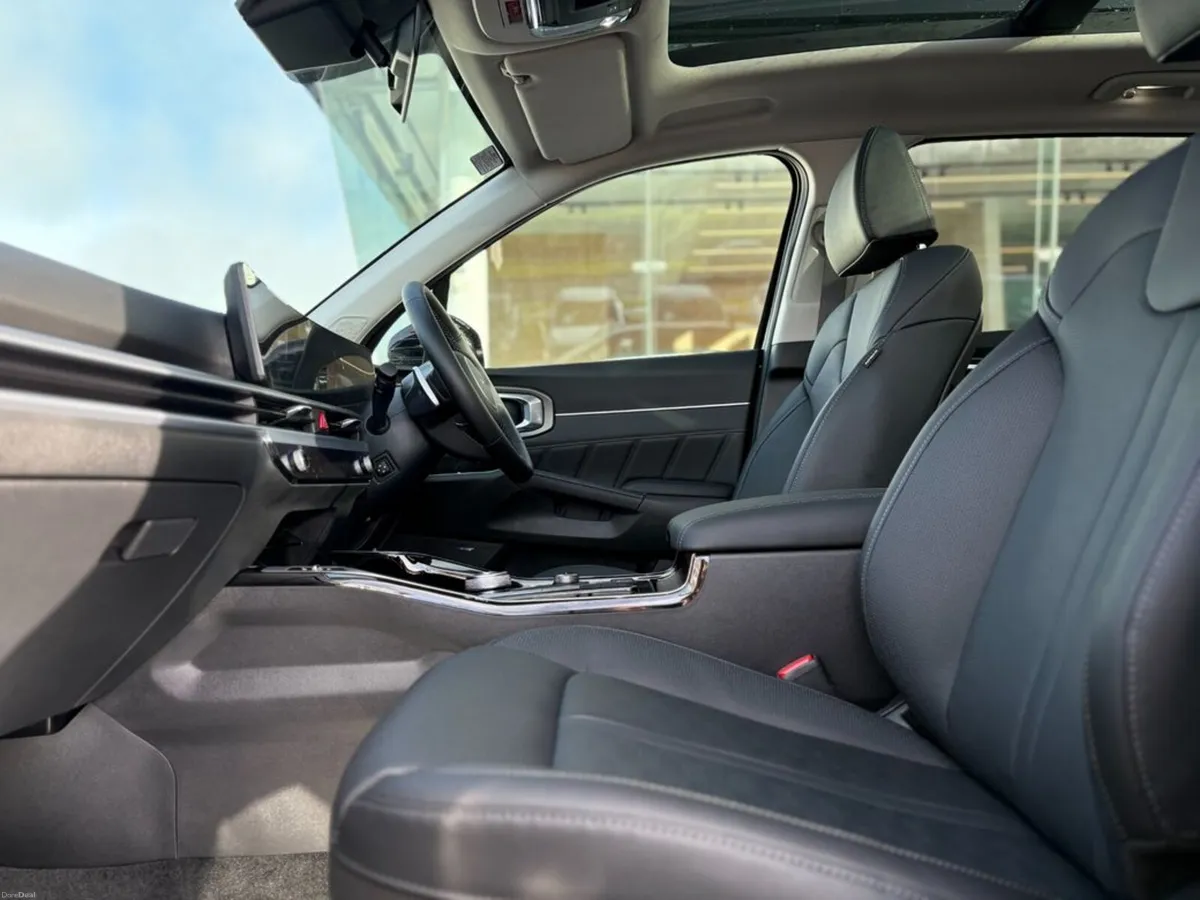 Kia Sorento 1.6 Plug in hybrid ( 7 Seats ) - Image 3