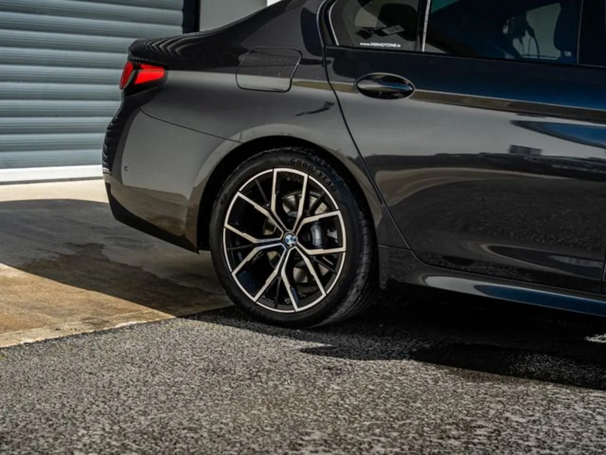BMW 5-Series 520D M SPORT - Image 4