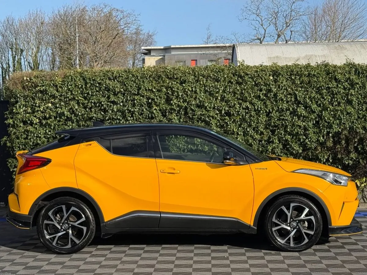 Toyota C-HR 1.8 HYBRID // 18" DIAMOND CUT ALLOYS / - Image 2