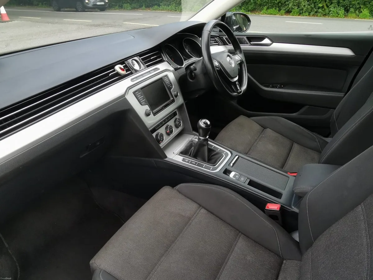 151 Volkswagon  passat estate blue motion - Image 4