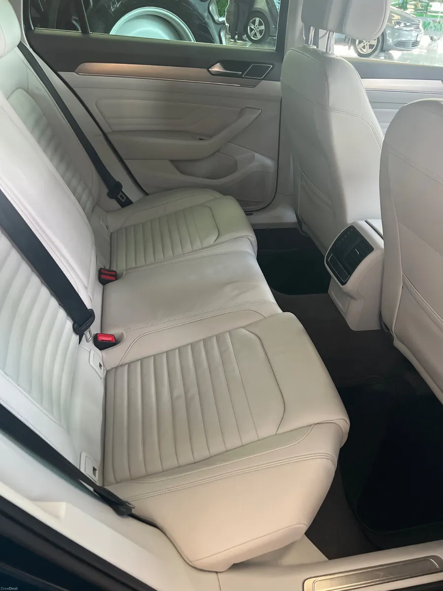 Volkswagen Passat 2022 - Image 4