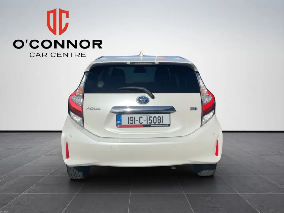 Toyota Aqua "White, bright and brilliantly efficie - Image 3