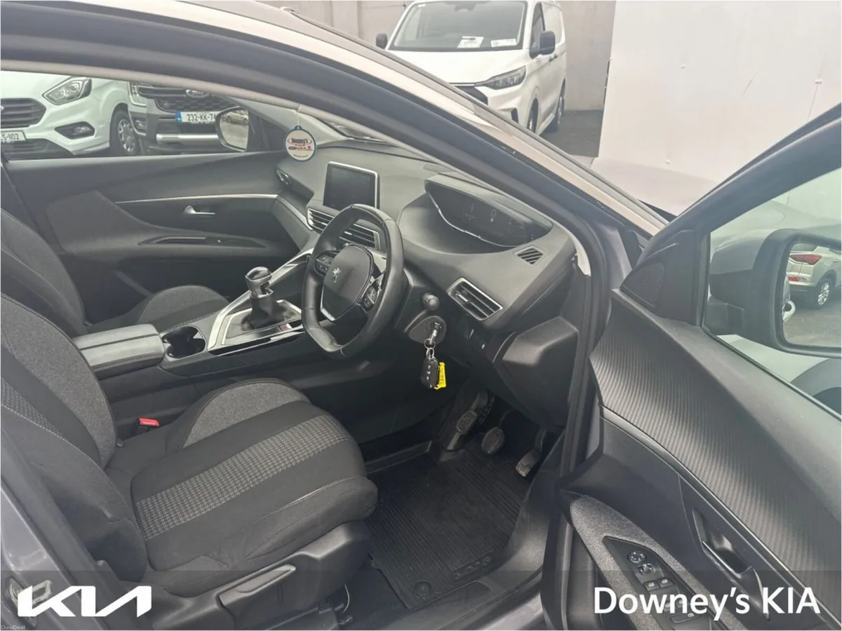 Peugeot 3008 1.2 PETROL - Image 2