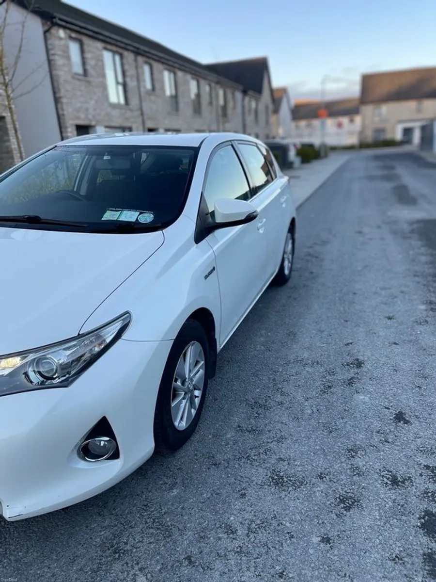 2014 Toyota Auris Petrol Hybrid - Image 3