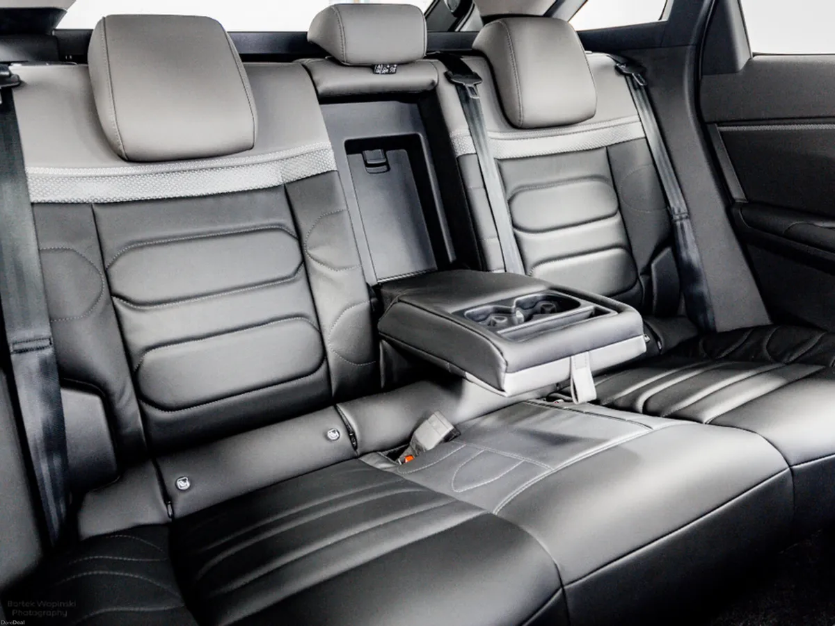 Citroen C5 X PLUS 1.2 Petrol Hybrid Auto 145HP - Image 4