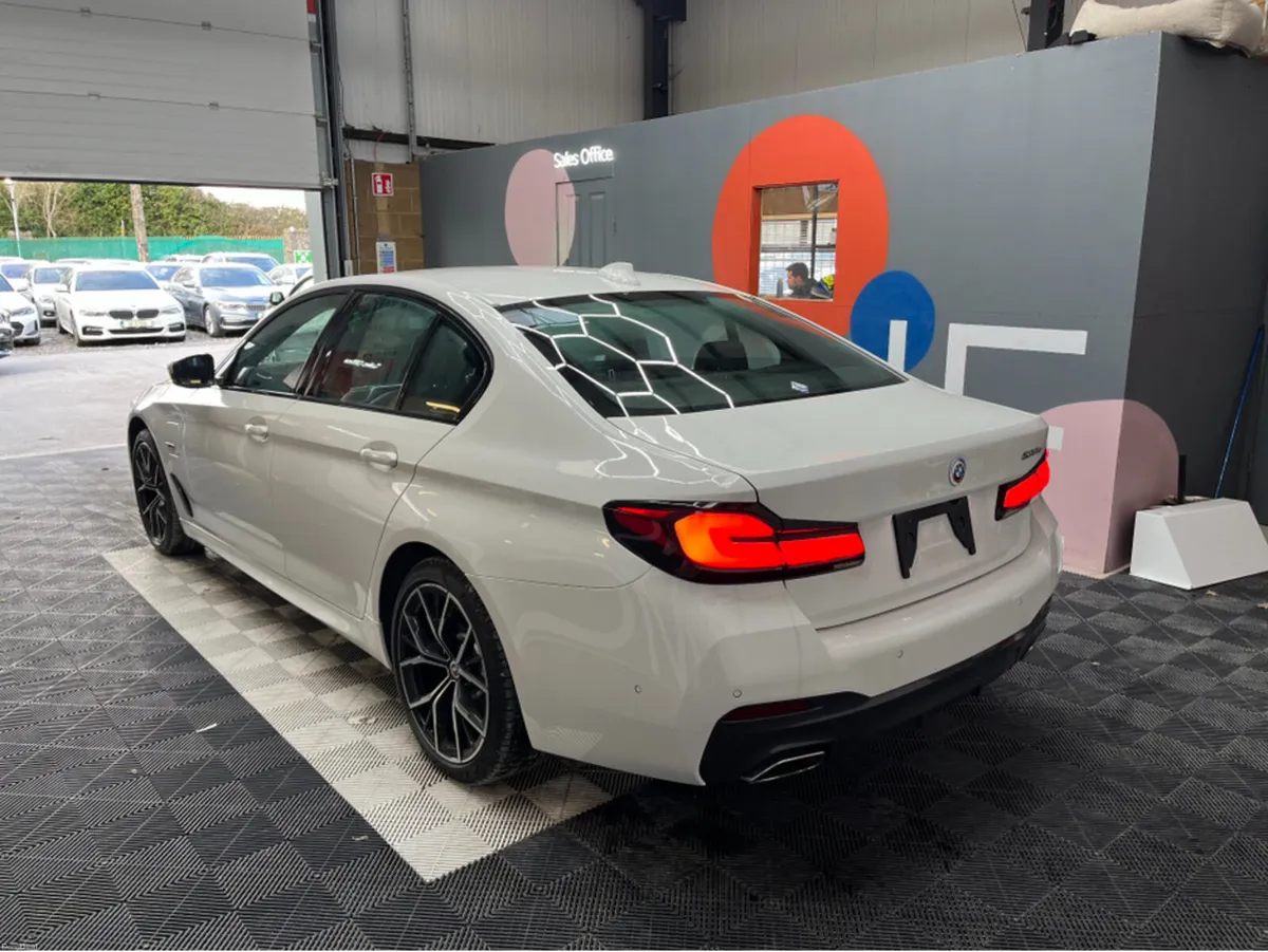 BMW 5-Series 2022 BMW 530E M-SPORT 2.0 AUTOMATIC / - Image 4