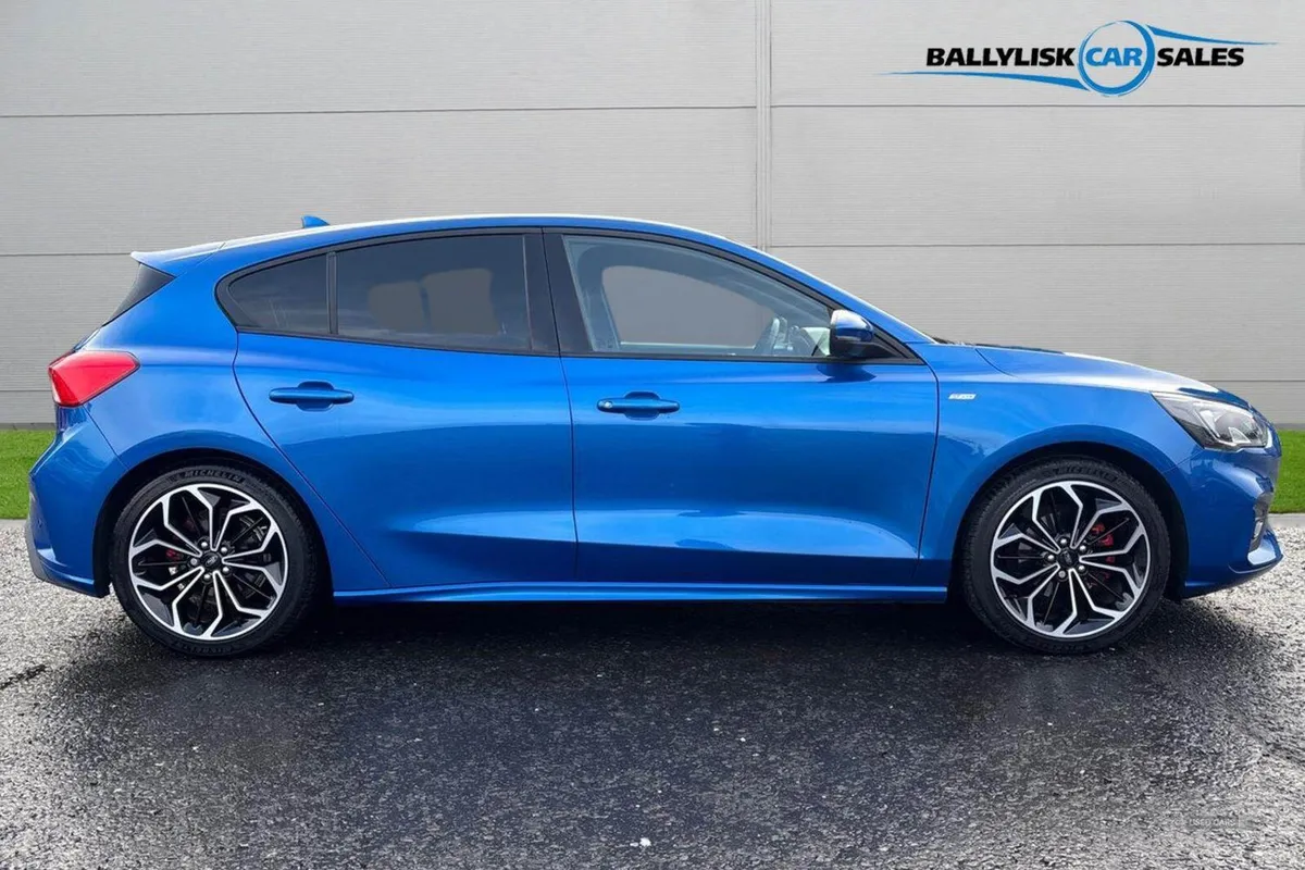 Ford Focus 1.5T EcoBoost 182PS ST-Line X in Desert - Image 3