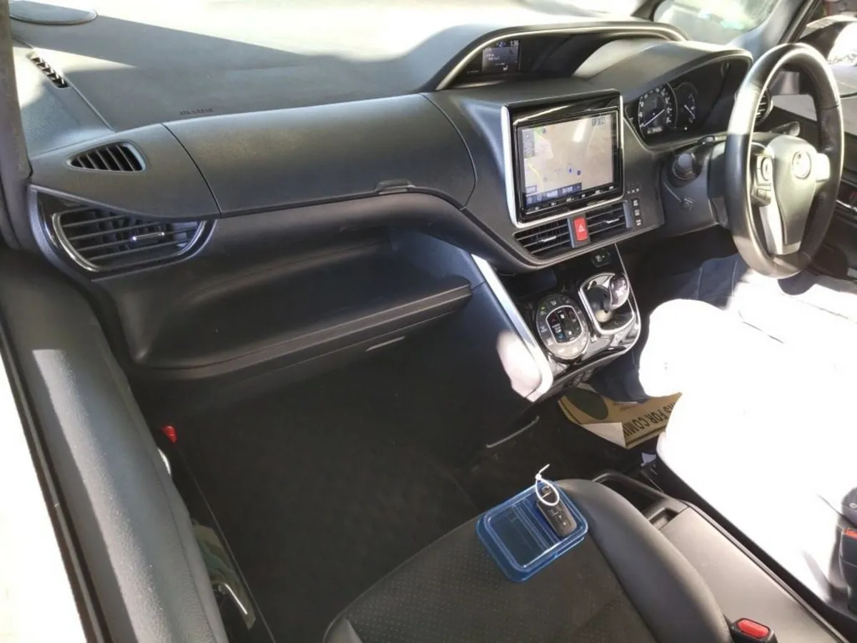 2021 212 Toyota Voxy 1.8 hybrid Automatic 7 Seater - Image 5