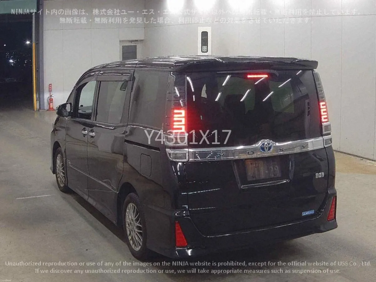 2021 212 Toyota Voxy 1.8 hybrid Automatic 7 Seater - Image 4