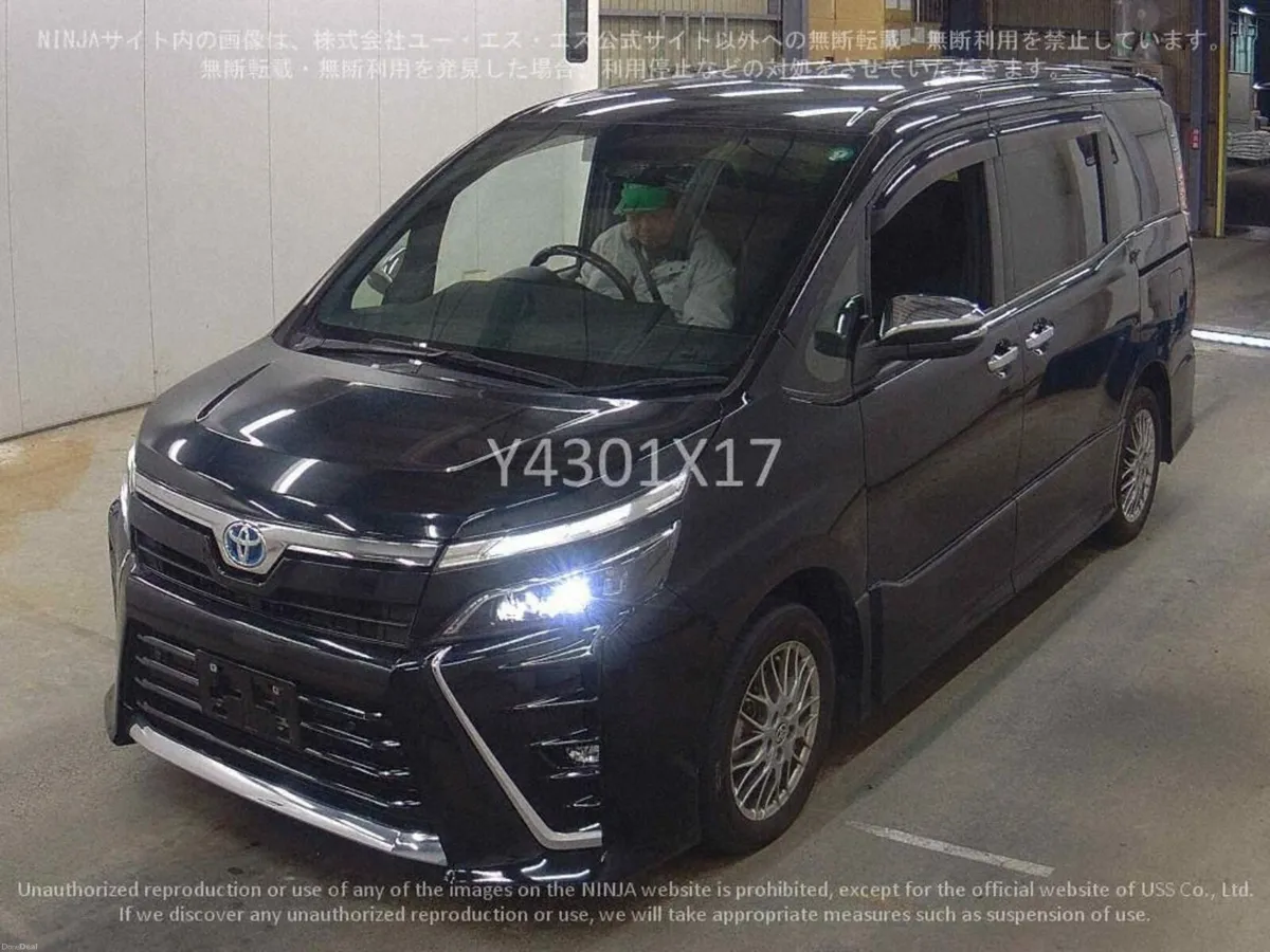 2021 212 Toyota Voxy 1.8 hybrid Automatic 7 Seater - Image 2