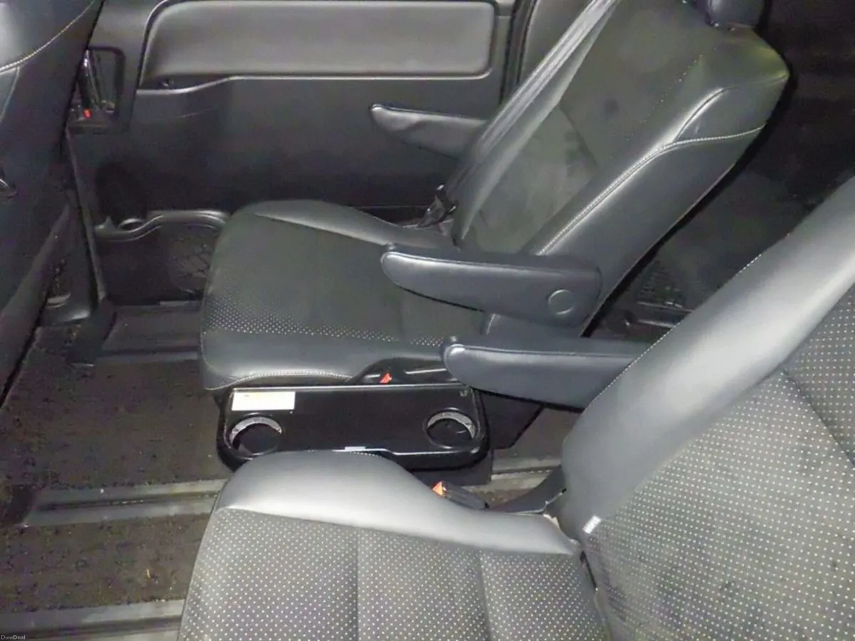 2021 212 Toyota Voxy 1.8 hybrid Automatic 7 Seater - Image 6