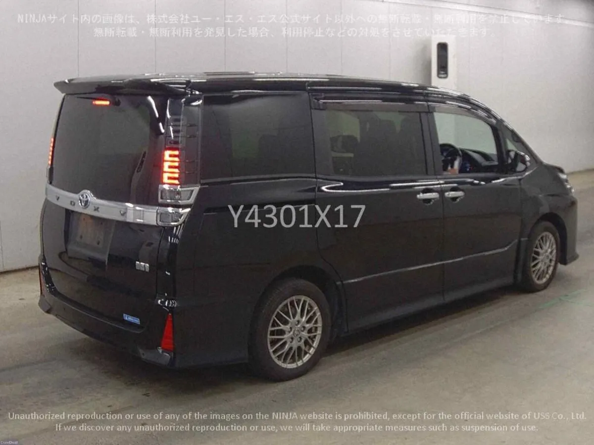 2021 212 Toyota Voxy 1.8 hybrid Automatic 7 Seater - Image 3