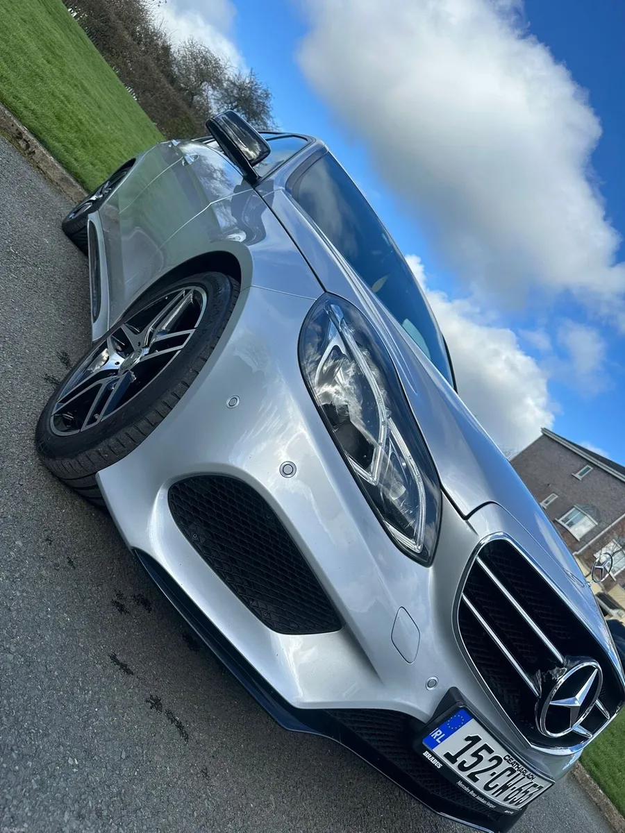 Mercedes Benz E 220 AMG Night Edition - Image 4