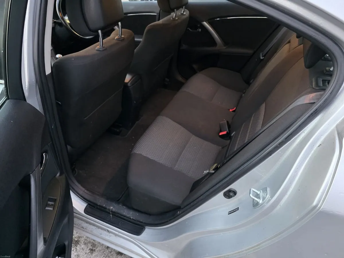 Toyota Avensis 2012 - Image 2