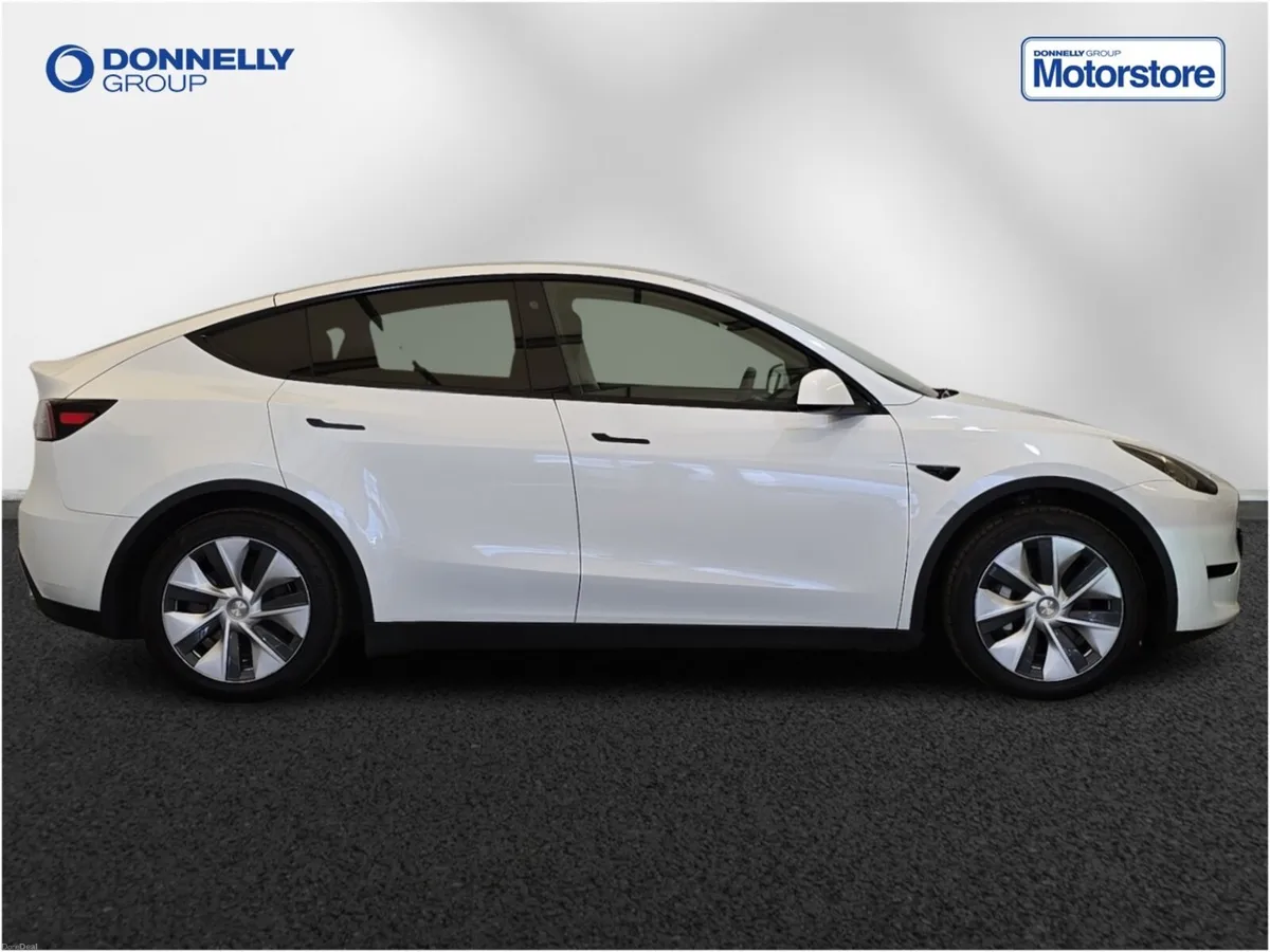 Tesla Model Y Hatchback - Image 3